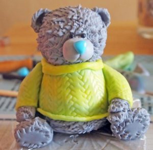 Практически готовый плюшевый мишка Тедди из мастики и скульптурной массы