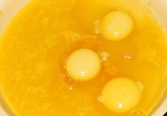 К выжатому соку апельсина добавляем ингредиенты крема