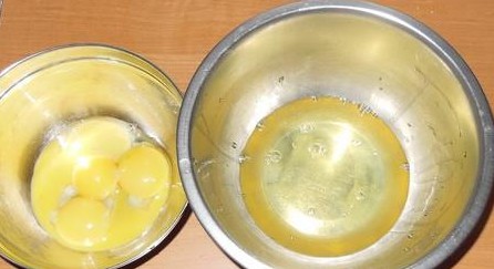 Яйца разделяем на белковую часть и желтковую