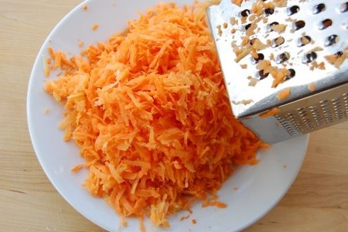 Морковь натирается на мелкой терке