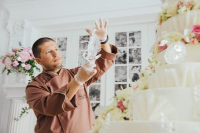 Ренат Агзамов (главный специалист кондитерской компании Фили-Бейкер) за работой украшения десерта