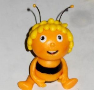 Закрепляем усики на пчелке