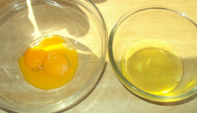 Белковая яичная часть отделается от желтковой
