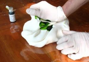 Процесс окрашивания мастики гелевым пищевым красителем