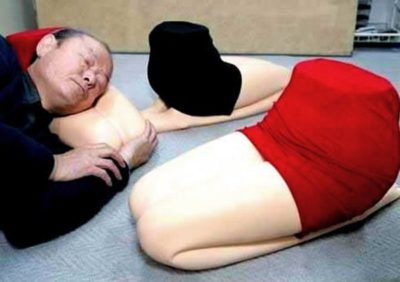 Японское изобретение: подушка в форме женских ножек в юбочке