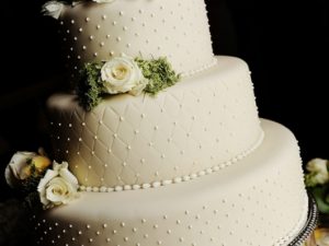 Свадебный торт с ромбами на мастике