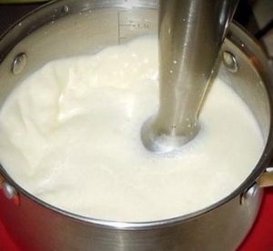 Взбиваем молоко с растопленным маслом