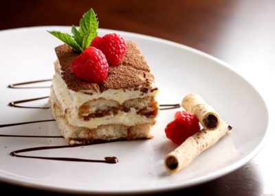 Изысканный итальянский десерт Тирамису с печеньем Савоярди