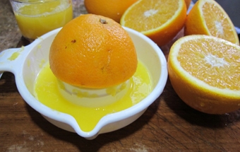 Выжимаем апельсиновый сок
