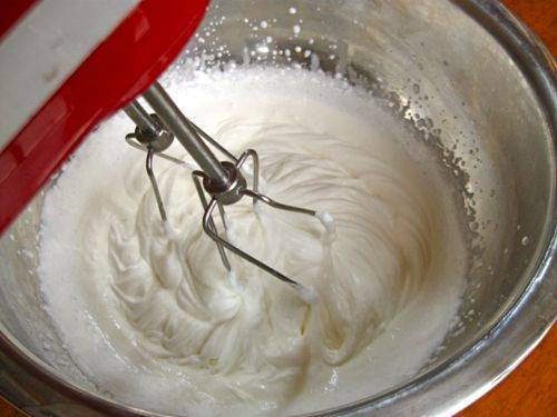 Процесс взбивания сливок с сахарной пудрой