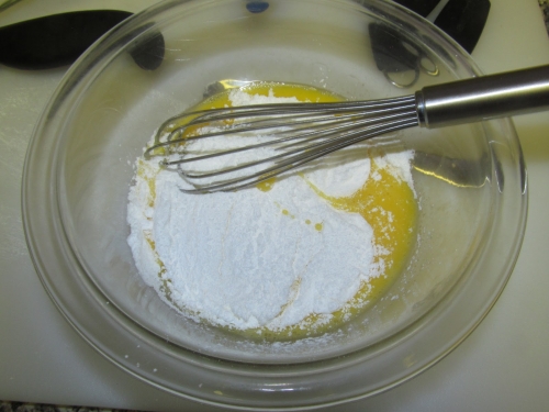 Перемешиваем желтки яиц с кукурузным крахмалом