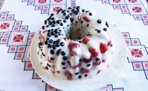 Творожный торт с печеньем в виде пудинга с ягодами
