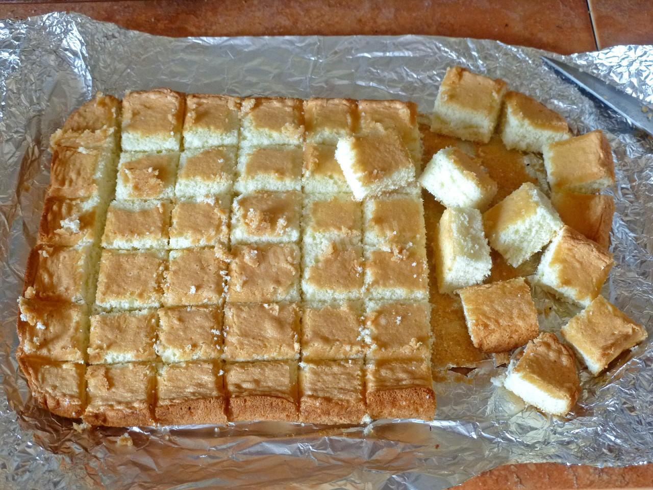 Рецепты квадратики. Торт бисквитные кубики. Бисквитный кусок. Нарезанный торт. Торт с кубиками бисквита.